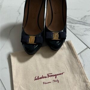 Salvatore Ferragamo Vera Bow Pump in Navy Size 8